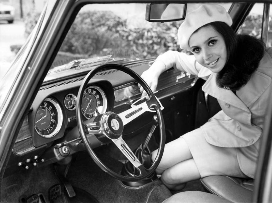 Интерьер Alfa Romeo Giulia Super (105.26) 1967 года  (фото 5 из 9)